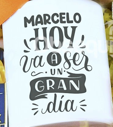 Primer plano de una taza blanca con letras negras que dicen "Marcelo hoy va a ser un gran día".